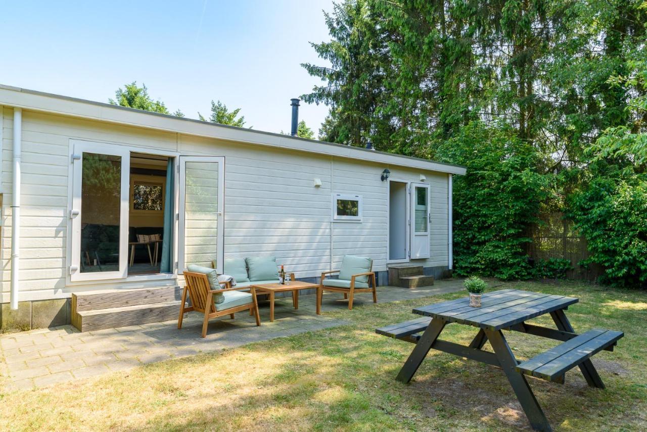 Chalet Met Eigen Tuin Aan De Veluwse Bosrand Putten Bagian luar foto